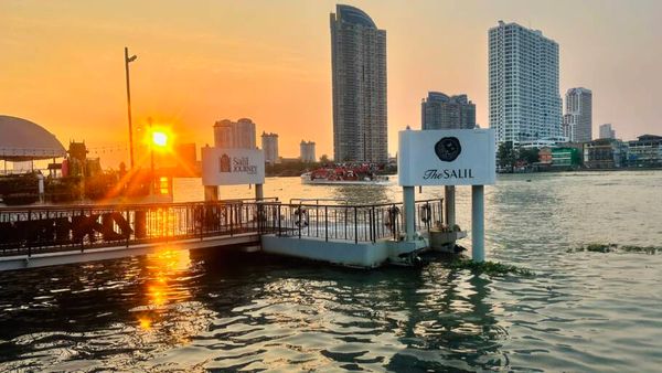 Pôr do sol em Bangkok do barquinho do hotel