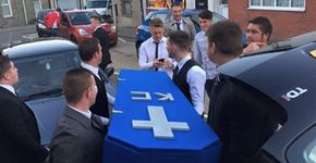 Jovens organizam ‘funeral’ para amigo que começou a namorar