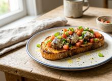 Featured side: Os cozinheiros concordam: “A sardinha enlatada fica melhor com pão torrado, tomate picado e cebolinha”