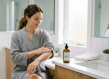 Featured side: O skincare corporal virou tendência em 2026: 5 ativos que estão saindo do rosto e chegando aos braços, colo e pernas