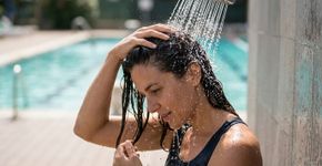 O cabelo fica áspero depois da piscina? Dermatologistas explicam por que a proteção dos fios deve começar antes de entrar na água