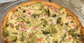 Torta de brócolis com recheio cremoso e massa crocante