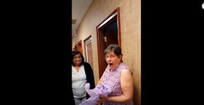 Mulher se surpreende duas vezes ao saber que vai ser avó