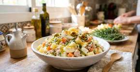 Os cozinheiros bascos concordam: “O grande erro ao fazer salada russa é deixar um pouco do óleo do atum na mistura e não fazer maionese caseira.”