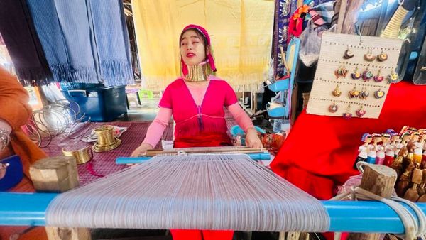 Elas trabalham na tecelagem para vender peças artesanais