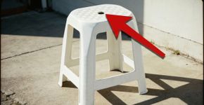 Pra que serve o buraco circular no centro da cadeira de plástico?