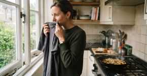 A roupa ficou com cheiro de comida mesmo depois de lavada? Este cuidado pode ajudar
