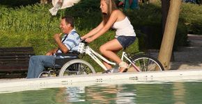 Dispositivo permite que usuário encaixe cadeira de rodas em qualquer bicicleta