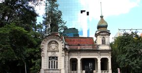Artistas grafitam fachada de casarão abandonado na Paulista