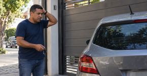 Vizinho estacionava diante da garagem dizendo que ficaria “só cinco minutos”, até o dia em que o morador precisou sair às pressas e encontrou o carro bloqueando o portão novamente