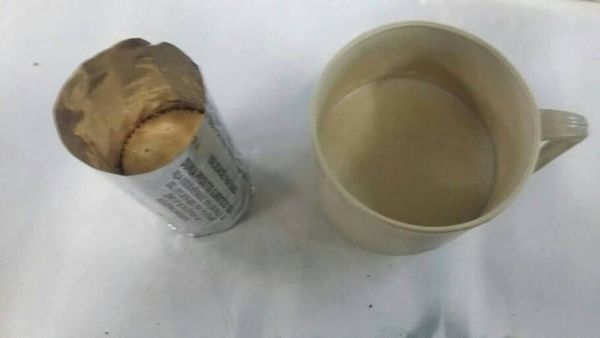E.E. Lauro Sanchez, em Sorocaba - São Paulo - Merenda dos turnos da manhã (09h30) e da tarde (15h30) - 3 bolachas e leite