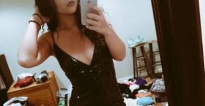 Jovem faz selfie para mostrar vestido, mas bagunça rouba a cena