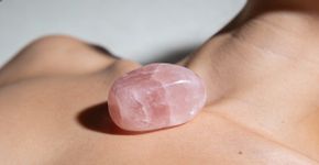 Eu carreguei esse cristal rosa na bolsa e senti uma onda de harmonia invadir meu peito