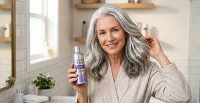 O cabelo com fios brancos precisa ser cuidado alternando dois shampoos, um silver e outro anticaspa, e lavá-lo apenas duas vezes por semana