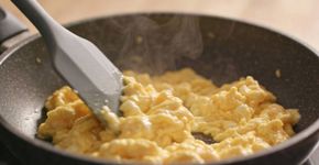 Eu nunca uso óleo ou manteiga nos meus ovos mexidos, eles ficam mais saborosos com um único ingrediente