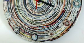 Folhas de jornais e revistas são transformados em objetos de decoração