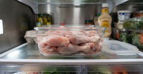 Frango de supermercado terá gosto de frango caipira se você deixar de molho em um líquido simples