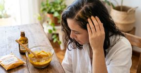 Qual a finalidade de aplicar cúrcuma e azeite em cabelos com queda excessiva e como fazê-lo corretamente?