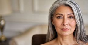 Os passos essenciais que toda mulher precisa para conquistar um cabelo grisalho radiante