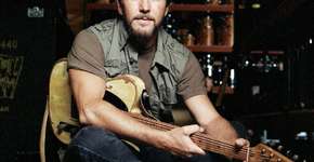 Eddie Vedder pausa show para expulsar homem que agredia mulher