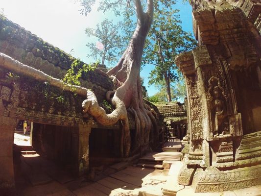 Camboja: apesar do país usar dólar americano, estadias e refeições a preços módicos. 
(Crédito da foto: http://www.viageria.com)