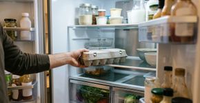 Guardar ovos na porta da geladeira parece mais prático, mas essa região sofre mais variações de temperatura: autoridades americanas recomendam mantê-los na embalagem original e no compartimento principal