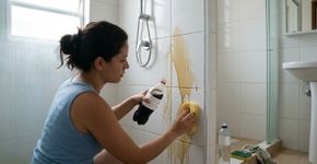 Jogue refrigerante de cola nos azulejos do banheiro e deixe agir por 30 minutos: como eu não sabia desse truque antes?