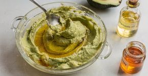 Diga adeus ao cabelo elástico em poucos minutos com a máscara nutritiva de abacate