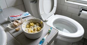 Alho misturado com pasta de dente no banheiro durante a noite: o truque viral realmente funciona?