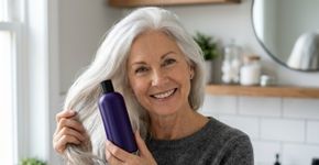 Os cabeleireiros concordam: “O shampoo tonalizante deixa os cabelos grisalhos brilhantes e brancos, mas o tipo errado pode deixar os cabelos acinzentados e sem brilho”
