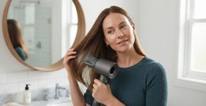 Duas cabeleireiras concordam: “Se você tem o cabelo fino, secar o cabelo com a função de ar frio reduz o dano por calor, aumenta seu brilho e diminui o frizz.”
