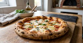 Luciano Ufer, pizzaiolo: “Para garantir que a pizza caseira fique boa, é preciso preparar a massa com antecedência e deixá-la fermentar no frio por horas.”