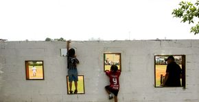Estudantes de arquitetura criam o muro-mobília