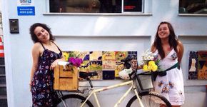 A bordo de bike, amigos vendem geladinho gourmet pelas esquinas de SP