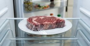 Deixar carne congelada descongelando sobre a pia parece facilitar o almoço, mas no Canadá a recomendação é outra: geladeira, micro-ondas ou água fria são as opções indicadas para descongelar com segurança