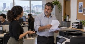 Funcionário repetiu o mesmo movimento milhares de vezes durante 15 anos porque foi assim que aprendeu no primeiro dia, até um novato perguntar por que ele fazia daquele jeito