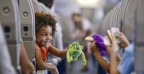 Descubra se seu filho pode viajar sem pagar passagem aérea