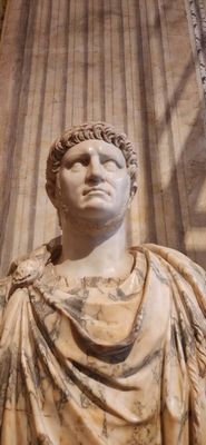 Antigos palácios da Via Garibaldi guardam verdadeiras obras de artes