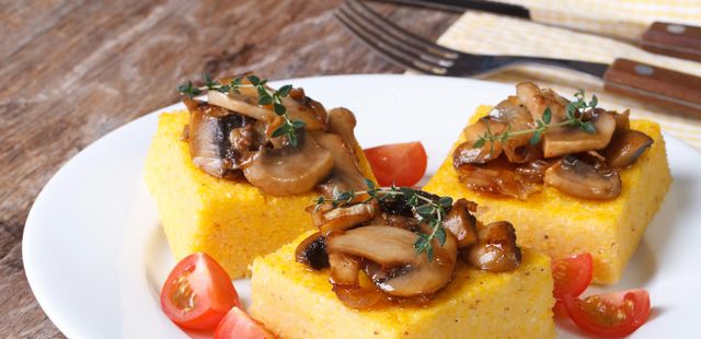 Polenta grelhada com cogumelos ao vinho: um jantar vegetariano de chef