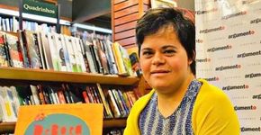 Professora com Síndrome de Down dá resposta a post preconceituoso