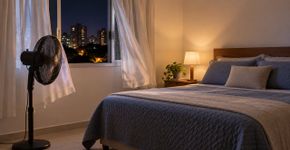 arquiteto: “Ventiladores não resfriam o ar, mas podem resfriá-lo melhor se forem colocados perto da janela à noite.”