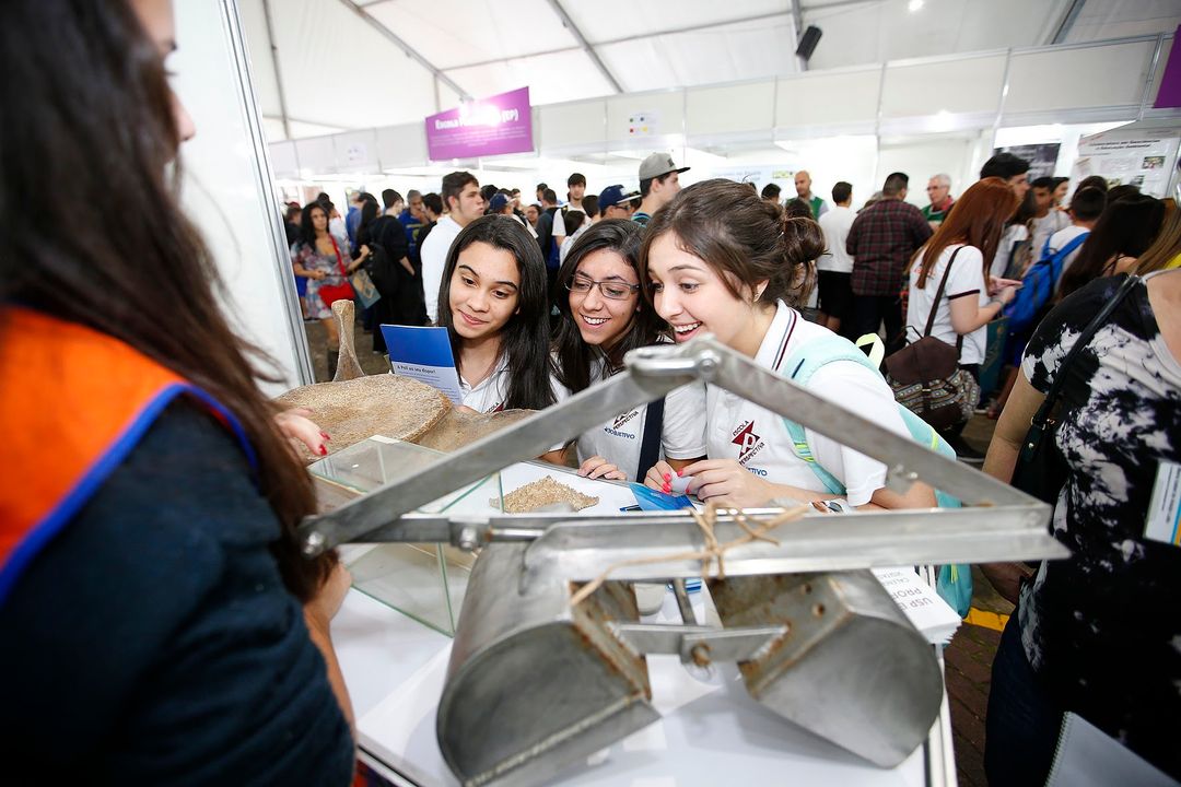 Estudantes na Feira USP e as Profissões