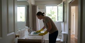 Os especialistas em limpeza alertam: misturar água sanitária com produtos ácidos pode liberar gases perigosos, mesmo quando a intenção é deixar o banheiro mais limpo