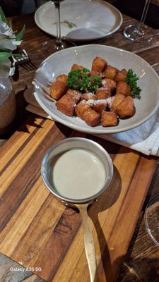 Arancini ai funghi, bolinhos, queijo taleggio serra das antas, aiolí trufado