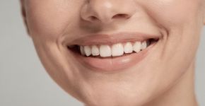 Veja como um hábito de poucos segundos garante dentes brancos e um sorriso iluminado