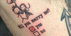 Noivo faz pedido de casamento por meio de tatuagem