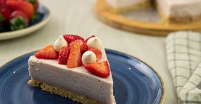 Torta mousse de morango com leite condensado cheia de furinhos e sabor