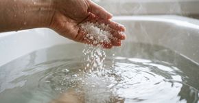 Para que serve o sal amargo? Adicionado à água do banho, pode ajudar bastante