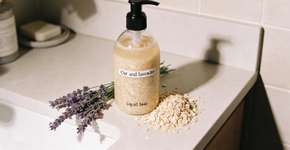 Como o simples sabonete líquido de aveia e lavanda pode rejuvenescer sua aparência corporal