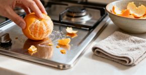 Na Europa, as cascas de tangerina são mais caras do que a própria fruta, mas nós as descartamos: elas são muito úteis em casa.